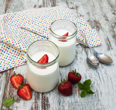 çilek meyve yoğurt taze çilek ile