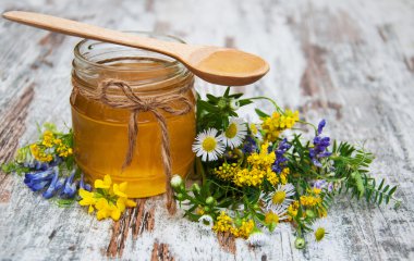 Bal ve kır çiçekleri