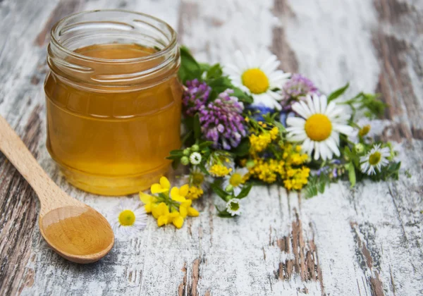 蜂蜜と野生の花 — ストック写真