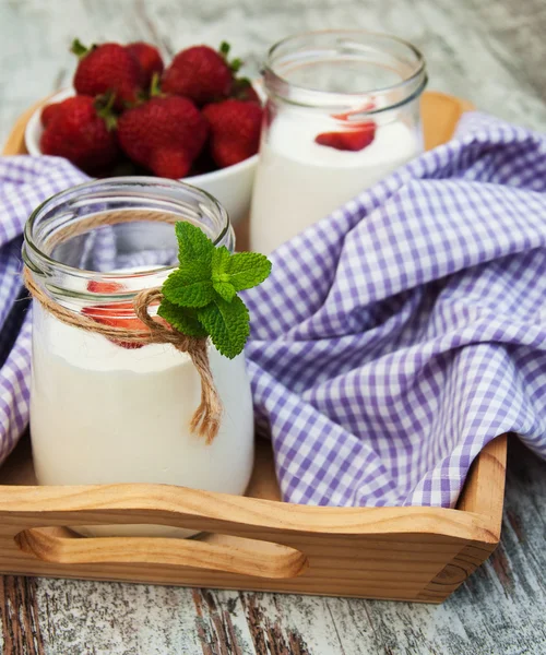 Клубничный йогурт со свежей клубникой — стоковое фото