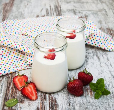 çilek meyve yoğurt taze çilek ile