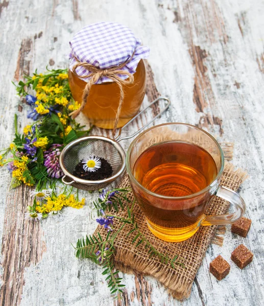 Šálek čaje, med a květiny — Stock fotografie