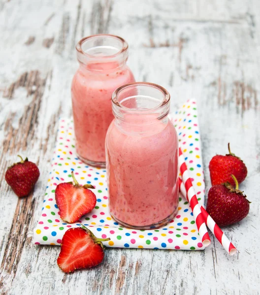 Strawberry fruit smoothies with fresh strawberries — Stock Photo, Image