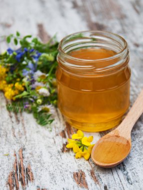 Bal ve kır çiçekleri