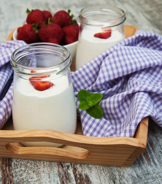 Strawberry fruit yogurt with fresh strawberries — Stock Photo, Image