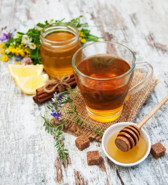 Xícara de chá, mel e flores — Fotografia de Stock