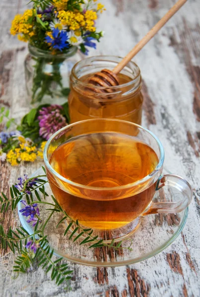 Csésze tea, a méz és a virágok — Stock Fotó