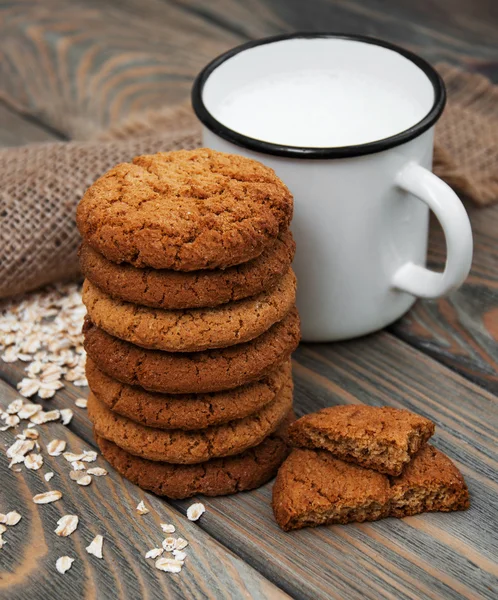 Milch und Haferflockenkekse — Stockfoto