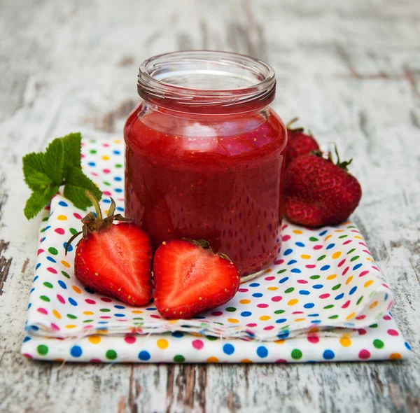 Aardbei fruit smoothies met verse aardbeien — Stockfoto