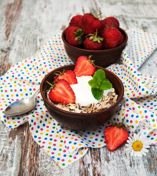 Muesli met aardbeien — Stockfoto