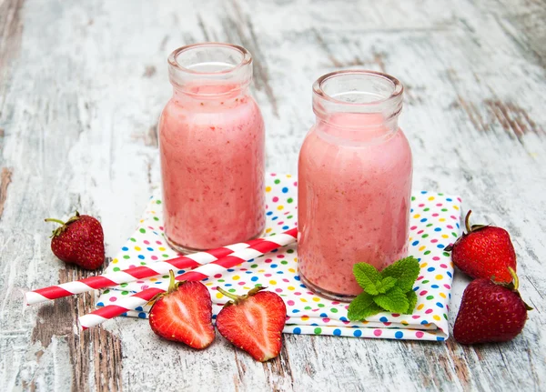 Erdbeer-Frucht-Smoothies mit frischen Erdbeeren — Stockfoto