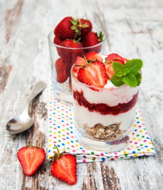 Çilekli yoğurt ile müsli