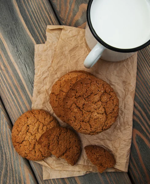 Milk and oatmeal cookies — Stock Photo, Image