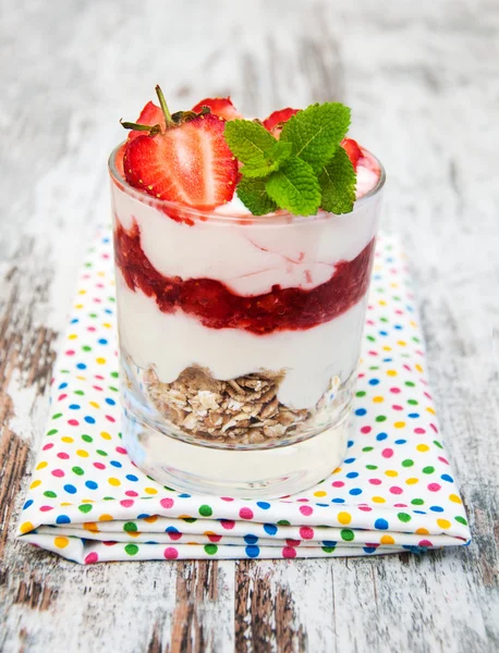 Jahodový jogurt s müsli — Stock fotografie