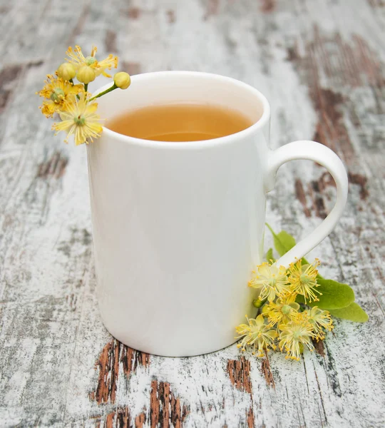 Egy csésze gyógynövény tea hárs virágokkal — Stock Fotó