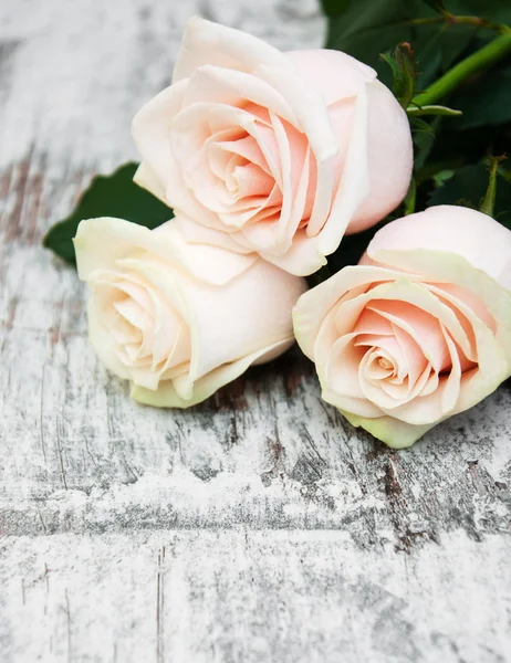 Roses on a wooden table — Stock Photo, Image