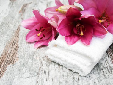 Pembe lily ve havlu 