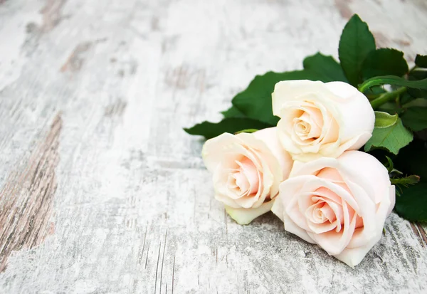 Rosas sobre una mesa de madera —  Fotos de Stock