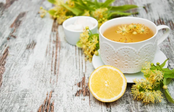 Filiżanka herbaty ziołowej z kwiatami lipy — Zdjęcie stockowe