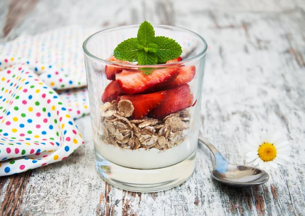 Erdbeerjoghurt mit Müsli — Stockfoto