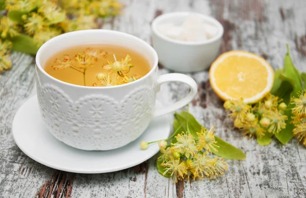 Kopp örtte med lindblommor — Stockfoto