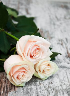 Gül ahşap bir masa üzerinde