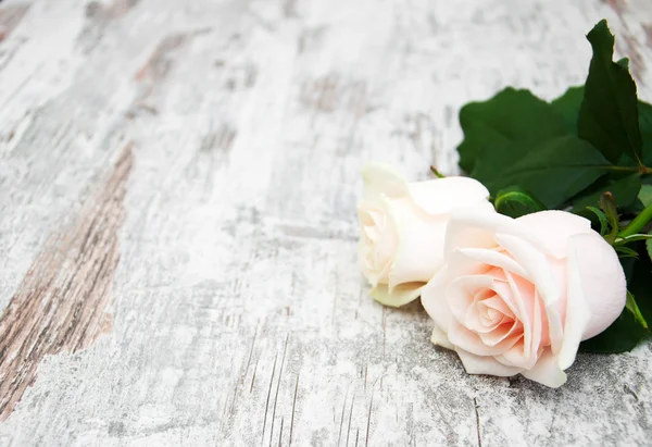 Rosen auf einem Holztisch — Stockfoto