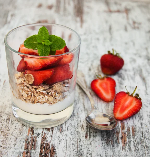 Iogurte de morango com muesli — Fotografia de Stock