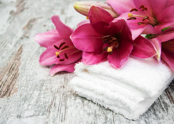 Pink lily and  towels — Stock Photo, Image