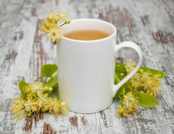 Egy csésze gyógynövény tea hárs virágokkal — Stock Fotó