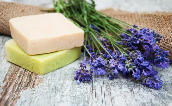 Lavendel und handgemachte Seife — Stockfoto