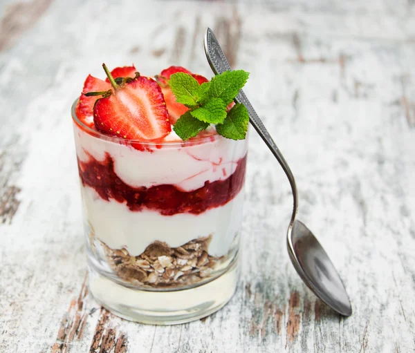 草莓酸奶与牛奶什锦早餐 — 图库照片