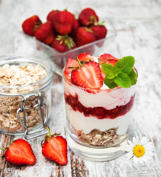 Erdbeerjoghurt mit Müsli — Stockfoto