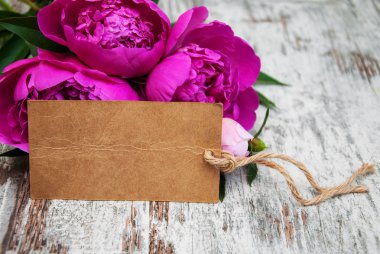 Şakayık etiketi ile