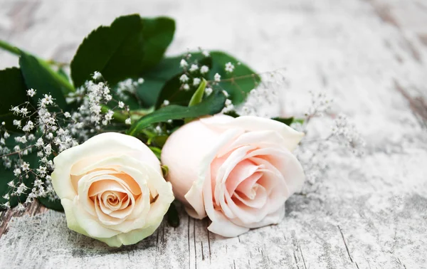 Roses on a wooden table — Stock Photo, Image