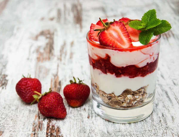 Strawberry yogurt with muesli — Stock Photo, Image