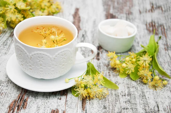 Taza de té de hierbas con flores de tilo — Foto de Stock