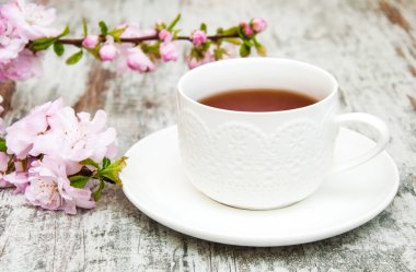 Çiçeği çay ve sakura fincan