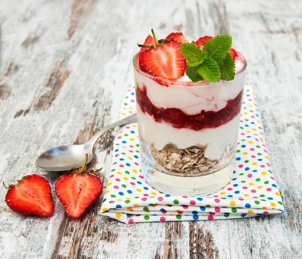Клубничный йогурт с мюсли — стоковое фото