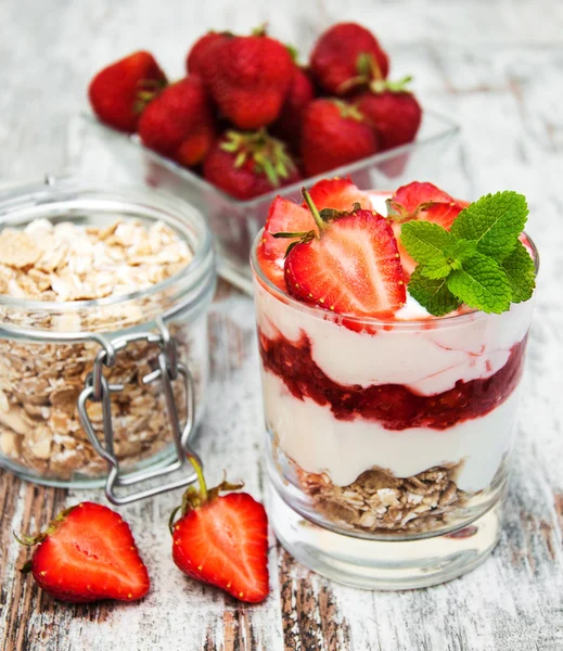 Yogurt de fresa con muesli —  Fotos de Stock