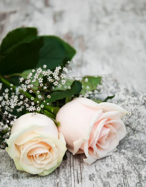 Roses on a wooden table — Stock Photo, Image