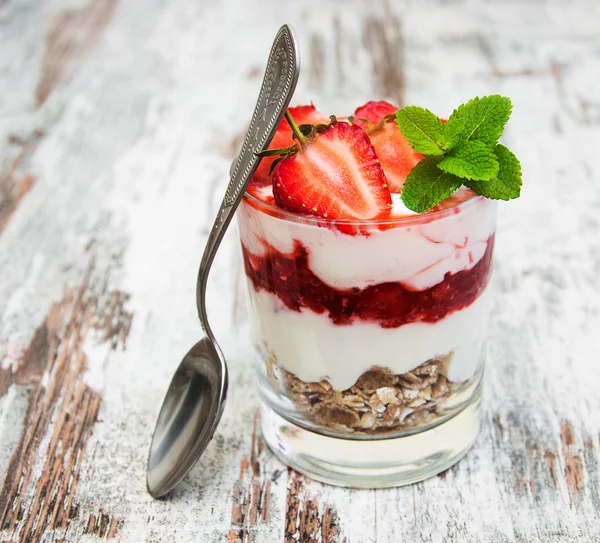 Erdbeerjoghurt mit Müsli — Stockfoto