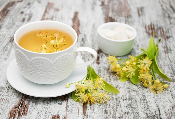 Xícara de chá de ervas com flores de tília — Fotografia de Stock