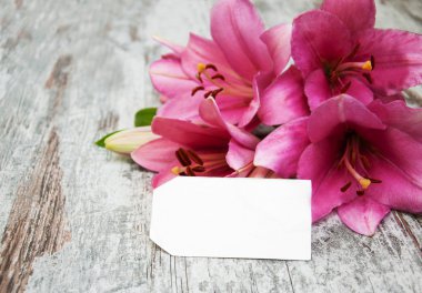 Pembe lily etiketi ile