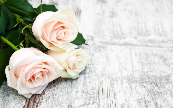 Rosen auf einem Holztisch — Stockfoto