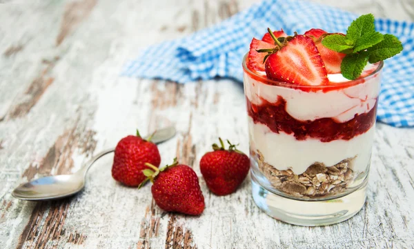 Erdbeerjoghurt mit Müsli — Stockfoto