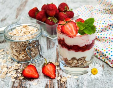 Çilekli yoğurt ile müsli