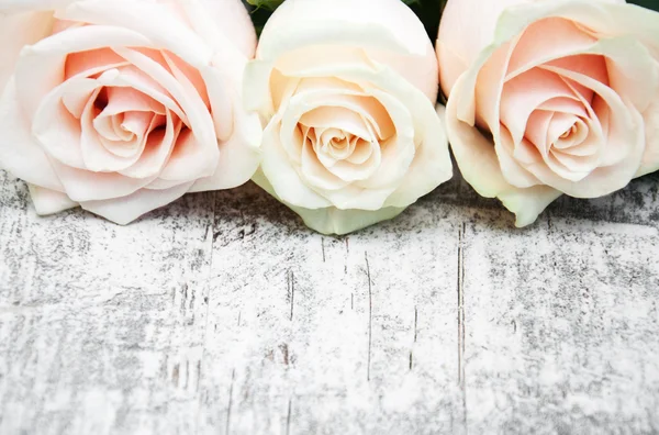 Rosas sobre una mesa de madera — Foto de Stock