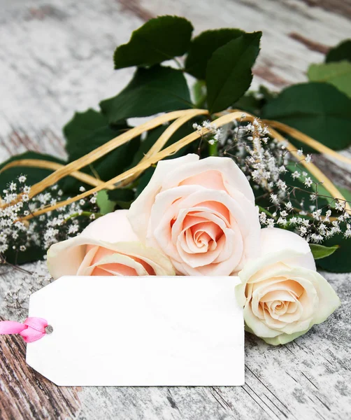 Rosas com um cartão — Fotografia de Stock