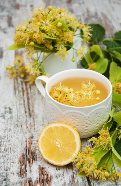 Taza de té de hierbas con flores de tilo — Foto de Stock